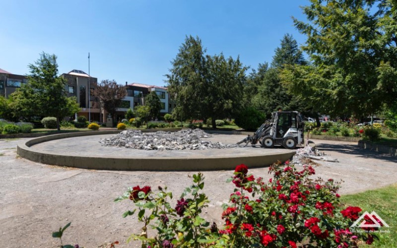 Comenzó la obra del espacio con banderas para homenajear a los pioneros