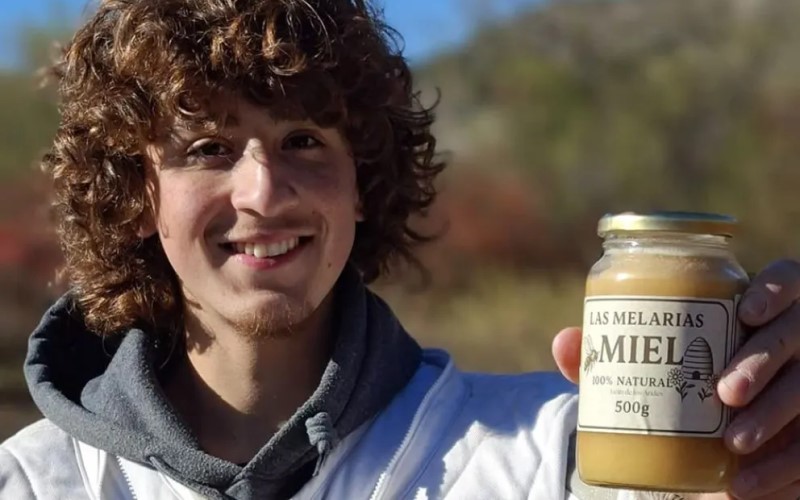 Agustín, el joven neuquino que convirtió su pasión por las abejas en un emprendimiento